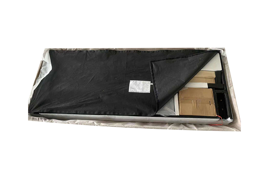 Cama tapizada con cabecera capitoné con botones de tela gris N7