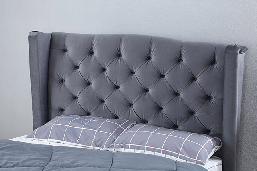Cama tapizada con botones y respaldo de tela de terciopelo 1399