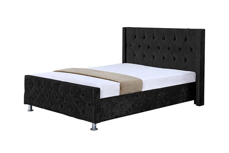 1357 Cama tapizada con estructura de madera y material de cuero