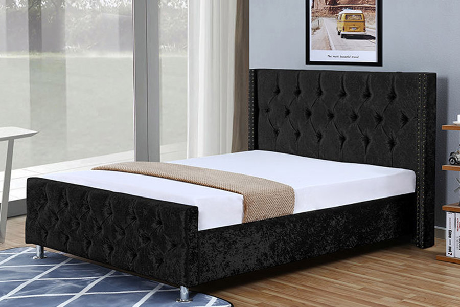 1357 Cama tapizada con estructura de madera y material de cuero