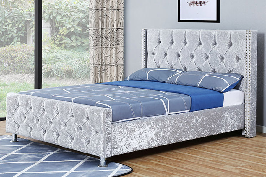 1357 Cama tapizada con estructura de madera y material de cuero