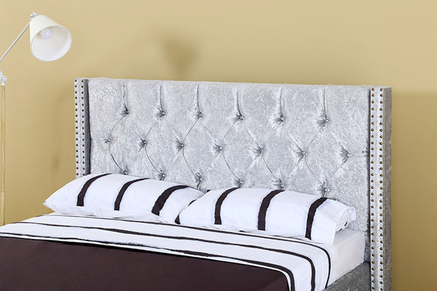 1357 Cama tapizada con estructura de madera y material de cuero