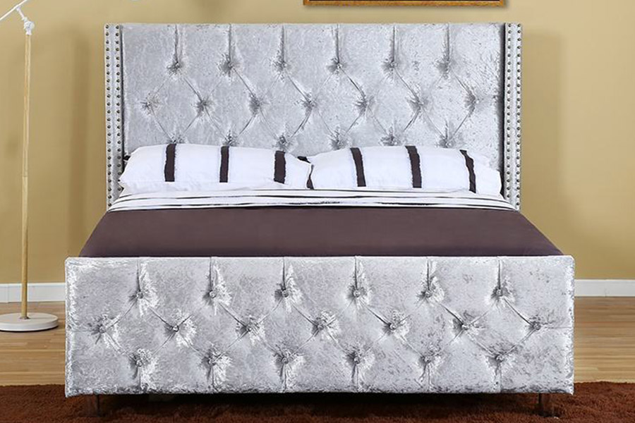 1357 Cama tapizada con estructura de madera y material de cuero