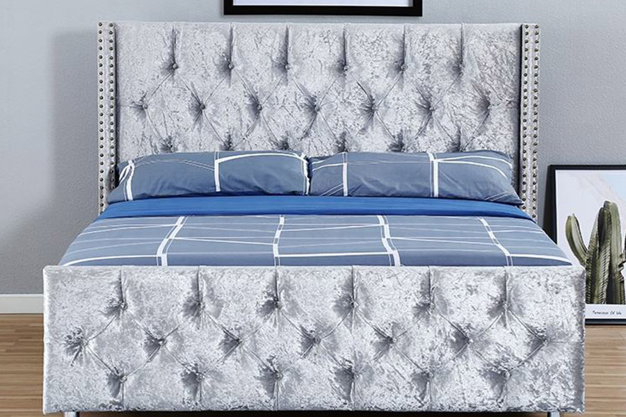 1357 Cama tapizada con estructura de madera y material de cuero