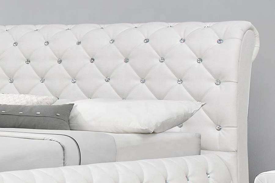 1586 Cama tapizada con marco de madera suave de cuero PU blanco