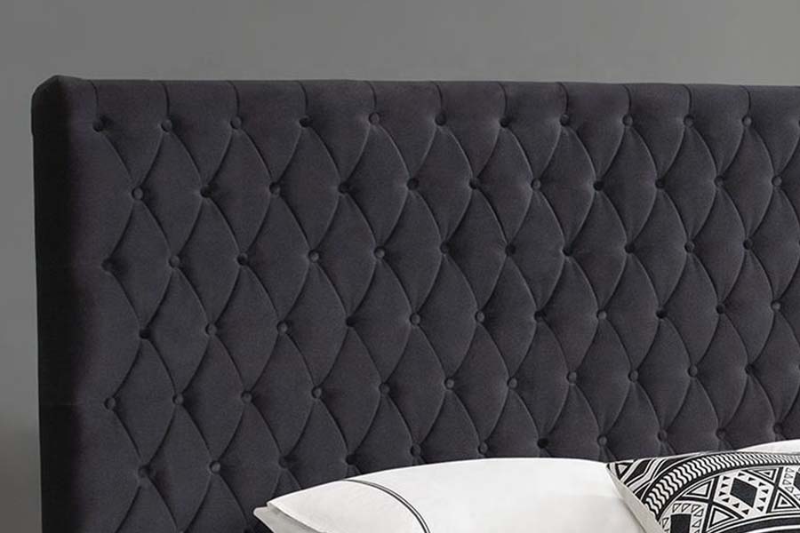 Cama tapizada con panel de madera y cabecera capitoné 1578