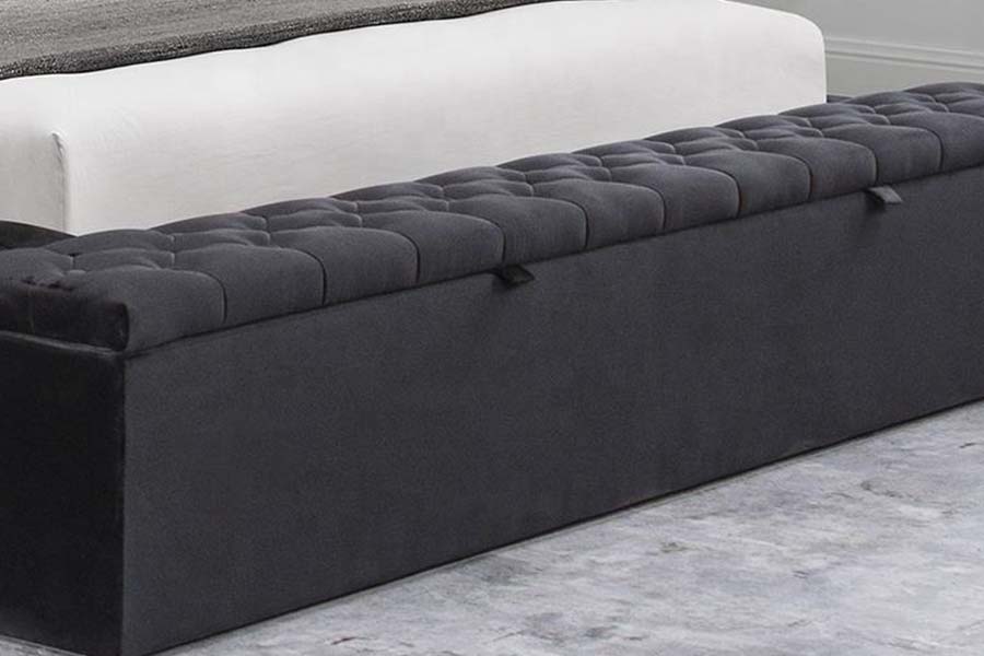 Cama tapizada con panel de madera y cabecera capitoné 1578