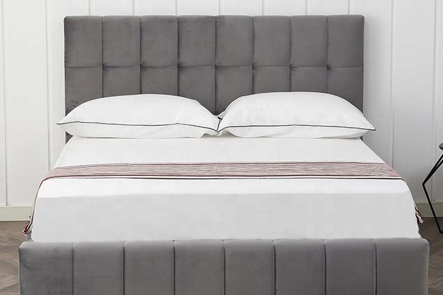 Cama tapizada en tela de terciopelo con cabecera de bloque cuadrado 1555