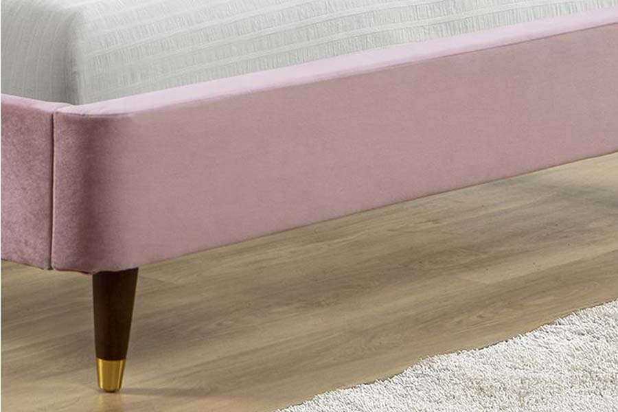 Cama tapizada en tela de terciopelo rosa 1598 con panel de madera