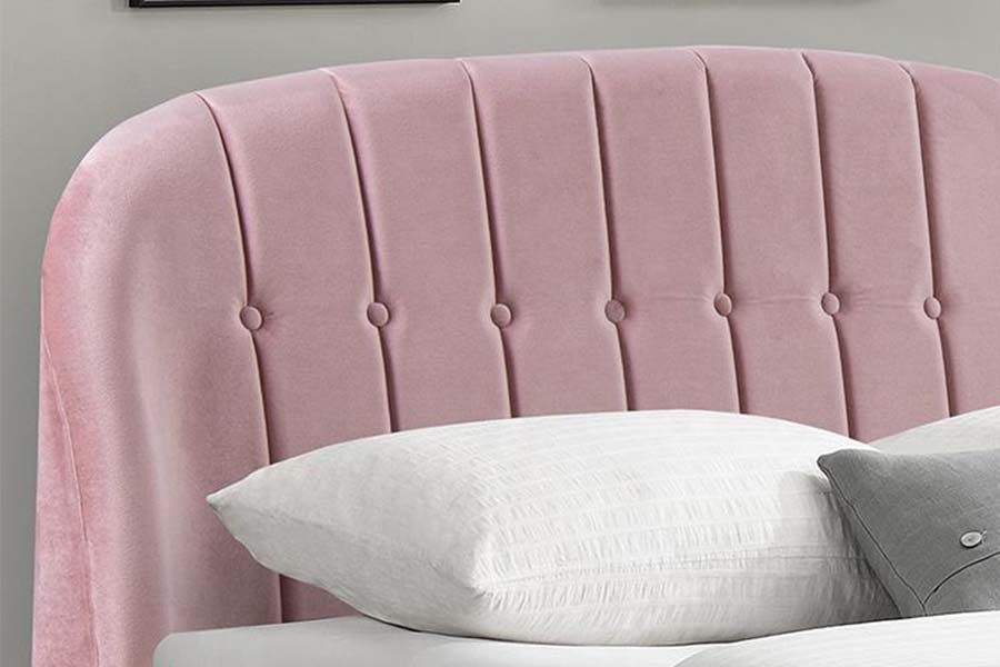 Cama tapizada en tela de terciopelo rosa 1598 con panel de madera