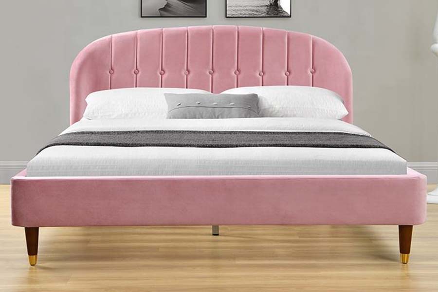 Cama tapizada en tela de terciopelo rosa 1598 con panel de madera