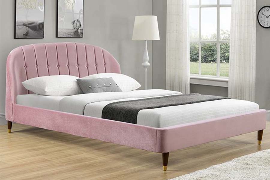 Cama tapizada en tela de terciopelo rosa 1598 con panel de madera