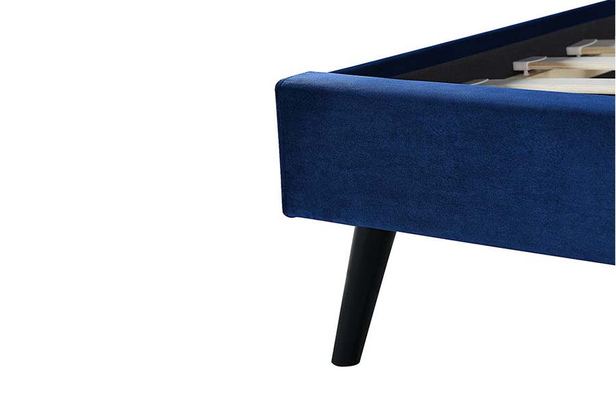 1494 Cama tamaño queen con patas de madera, cabecera suave azul, cama tapizada