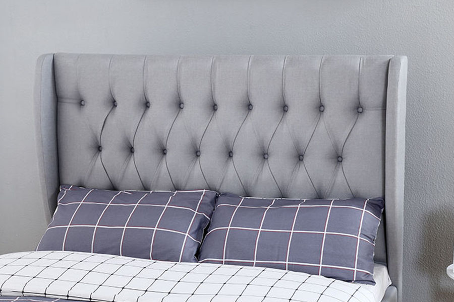 1310G Estructura de cama con almacenamiento y detalle de botones de tela gris con respaldo lateral y cabecera alta