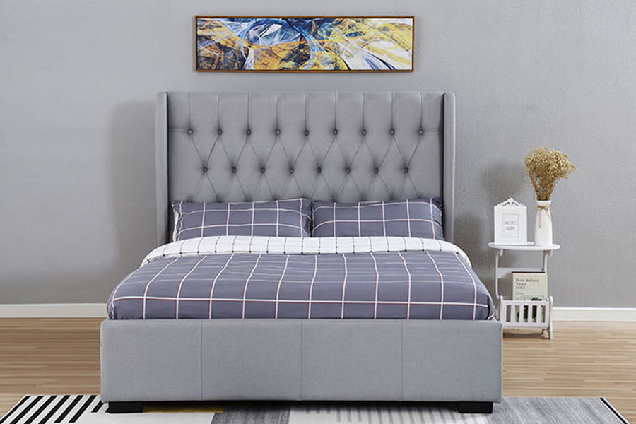 1310G Estructura de cama con almacenamiento y detalle de botones de tela gris con respaldo lateral y cabecera alta