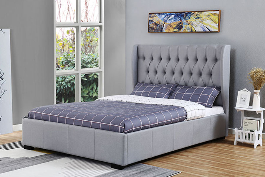 1310G Estructura de cama con almacenamiento y detalle de botones de tela gris con respaldo lateral y cabecera alta