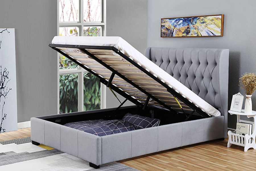 1310G Estructura de cama con almacenamiento y detalle de botones de tela gris con respaldo lateral y cabecera alta