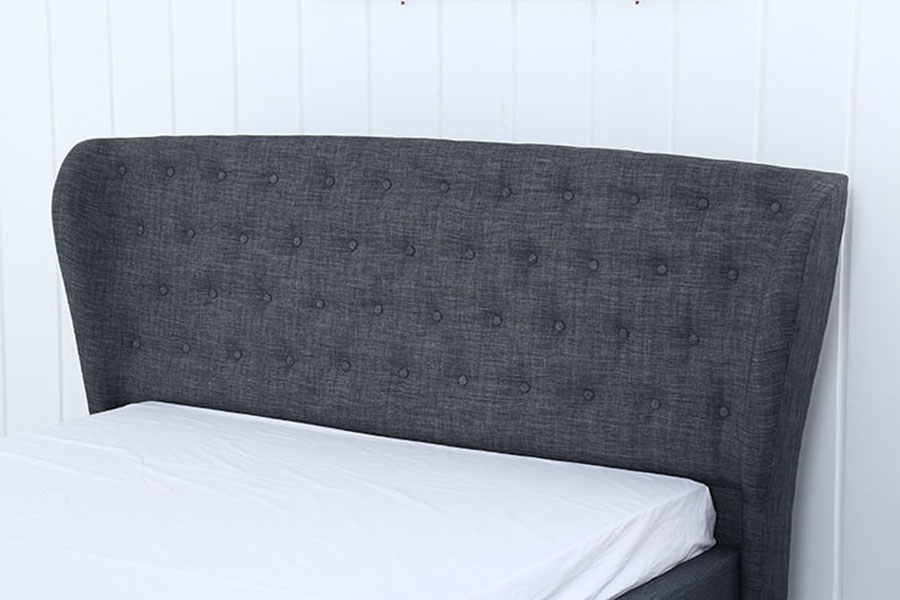 1292G Cama Europea Wingback Tapizada con Patas de Madera Abotonadas en Lino Gris